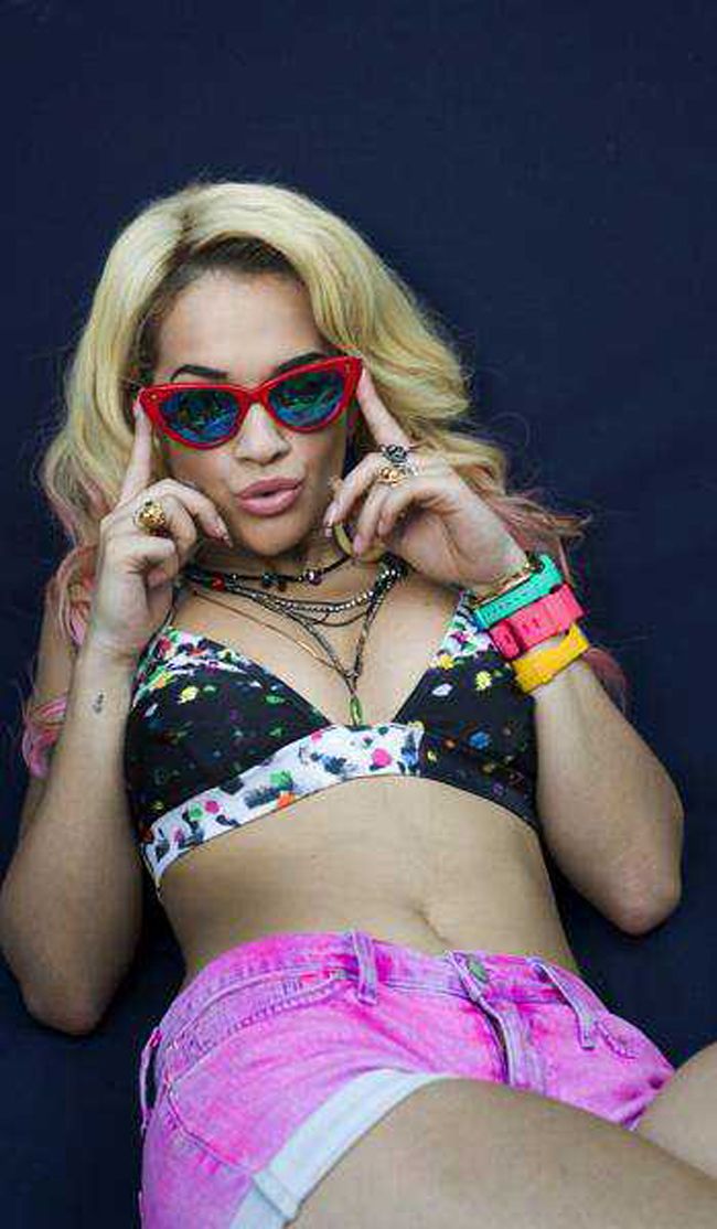 Rihanna nu mai detine suprematia aparitiilor sexy in bikini pe Twitter. Vezi cine i-a luat locul