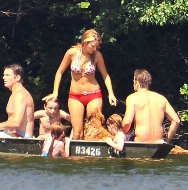 Blake Lively, in costum de baie, fara Photoshop.&nbsp;Ryan Reynolds nu si-a putut lua mainile de pe ea