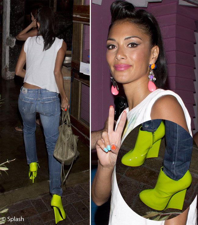 Nicole Scherzinger, o explozie de culoare: pantofi galben neon, unghii in nuante diferite si cercei multicolori