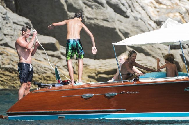 Fabuloasa la 48 de ani: vezi cum arata supermodelul Elle Macpherson in bikini