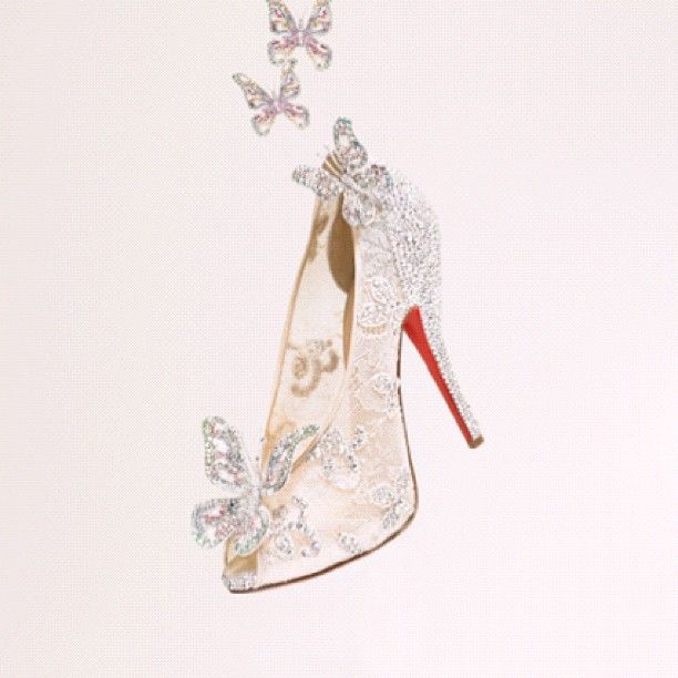 Cenusareasa moderna poarta pantofi cu talpa rosie. Christian Louboutin a scos o pereche de pantofi de poveste