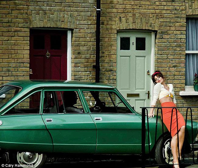 Cheryl Cole, super sexy intr-un oufit retro chic. Iti place?