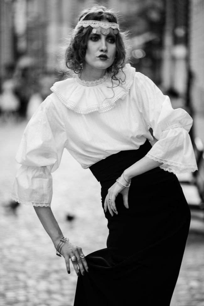 Iulia Albu, pe tocuri de 31 de cm la o plimbare prin Centrul Vechi. Vezi un pictorial controversat