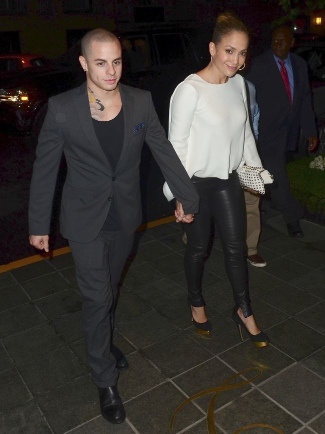 Outfit de sarbatorita: Jennifer Lopez foarte sexy intr-o pereche de pantaloni de piele extrem de mulati