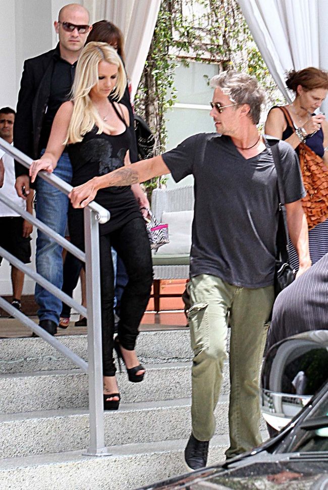 Britney Spears se imbraca cu aceleasi haine cateva zile la rand. Vezi motivul ciudat