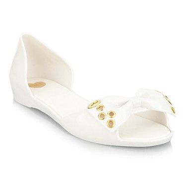 Pantofii de cauciuc, un accesoriu cheie al verii. Vezi de unde si la ce preturi iti poti achizitiona pantofi jelly