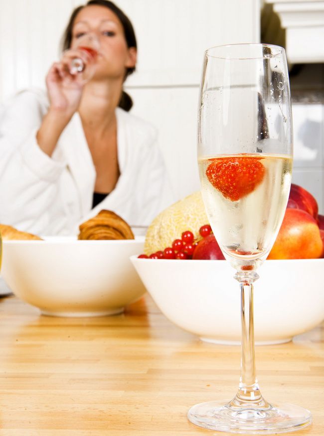 Dieta cu vin si ciocolata. Ce alimente ai voie sa consumi in prima saptamana de regim