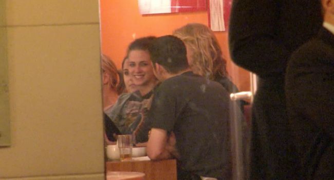 Semnele care au prevestit infidelitatea: vezi imaginile cu Kristen Stewart si barbatul cu care l-a inselat pe Robert Pattinson cinand impreuna