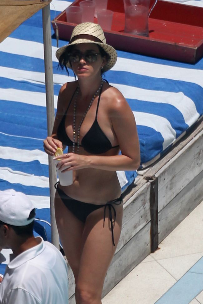 Katy Perry si-a aratat rontunjimile la piscina. Vezi cum arata cantareata fara Photoshop