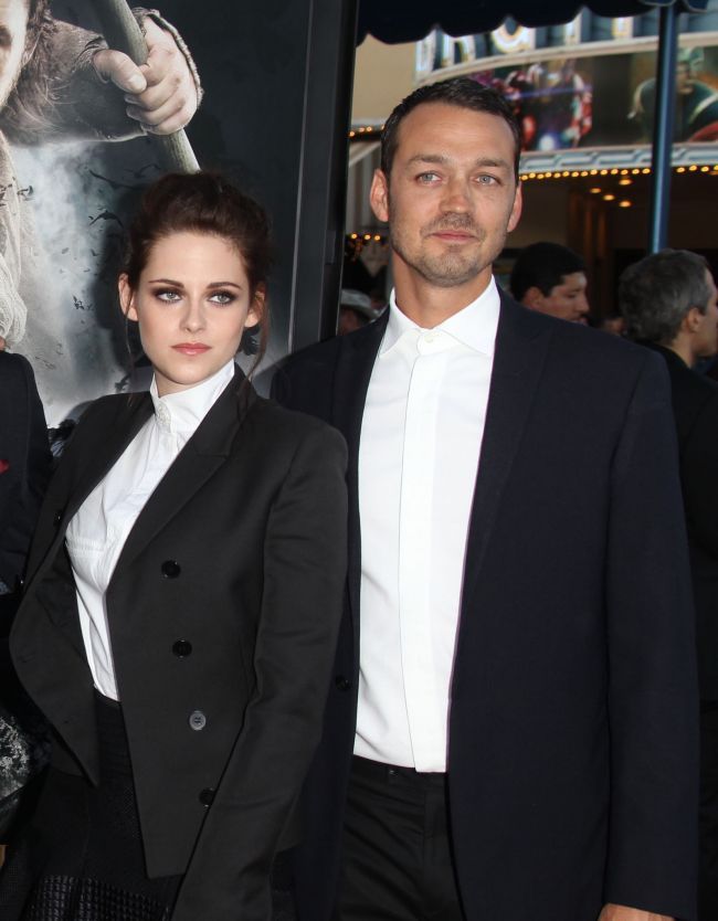 Robert Pattinson vrea o discutie &ldquo;de la barbat la barbat&rdquo; cu regizorul cu care a fost inselat. Vezi ce i-a spus lui Kristen Stewart imediat dupa ce a aflat de relatie