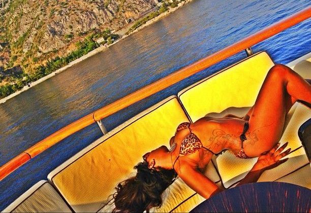 E sexy si faimoasa, dar paparazzii nu au mai avut ochi pentru ea. Cine a eclipsat-o pe Rihanna