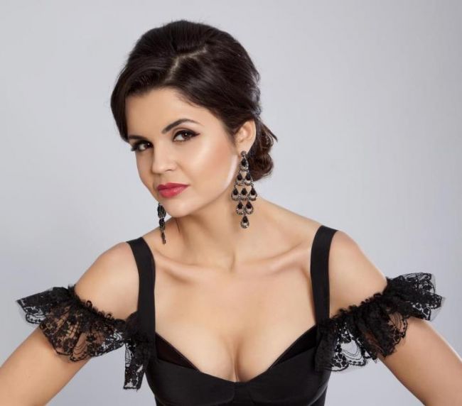 Sunt tinere, frumoase, sexy si seamana ca doua picaturi de apa. Selena Gomez de Romania vs originalul: le poti deosebi?