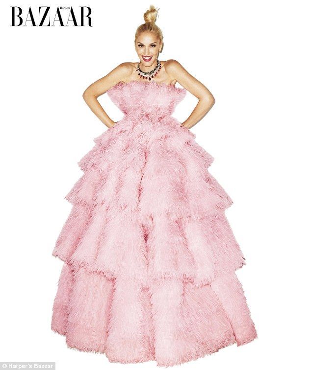 Rochiile in care nu ai fi crezut ca o sa se imbrace vreodata. Fashionista Gwen Stefani in niste outfituri pe care doar papusa Barbie le-ar purta