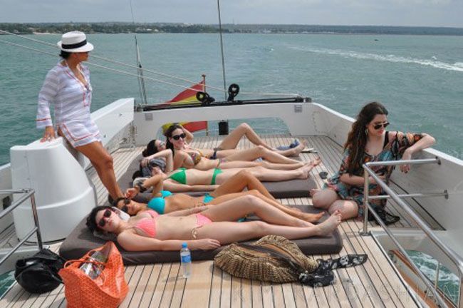 Kim Kardashian cu familia in vacanta. Vezi imaginile cu celebrele surori, in costume de baie, fara Photoshop