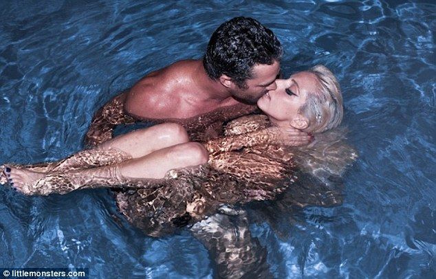 Se marita Lady Gaga? Vezi poza cu care si-a surprins fanii si iubitul