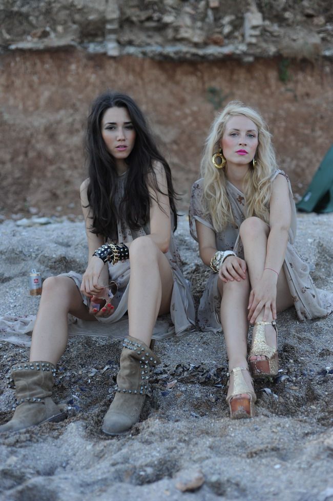 Laura Cosoi demonstreaza ca are picioare de supermodel intr-un pictorial inedit la malul marii