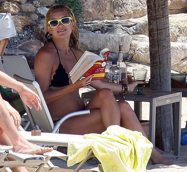 Cele mai hot carti de vacanta. Vezi ce citesc vara asta vedetele tale preferate