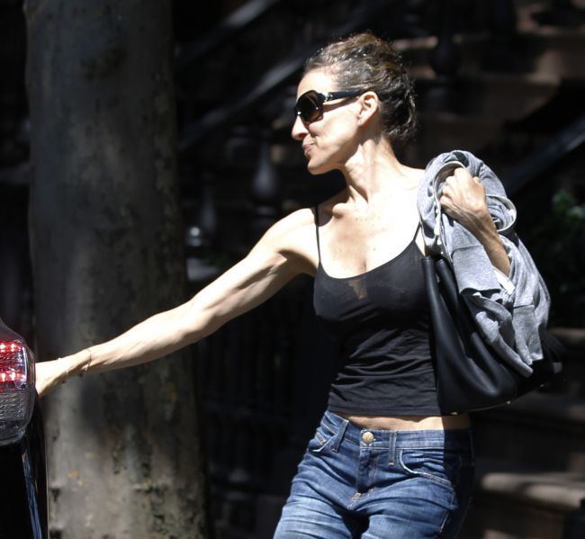 Toata lumea ii admira stilul vestimentar, dar ea iese pe strada ASA. Vezi in ce hal se imbraca in realitate Carrie Bradshaw