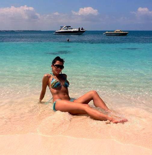 E dorita de barbati si invidiata de femei. Celia, in costum de baie langa cel mai sexy cantaret al momentului, Mohombi
