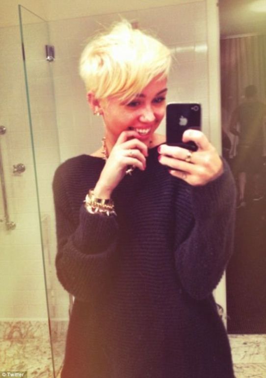 &bdquo;Frizerul tau este un idiot&rdquo;: reactia fanilor dupa ce Miley Cyrus si-a schimbat radical look-ul. Vezi cum a raspuns vedeta
