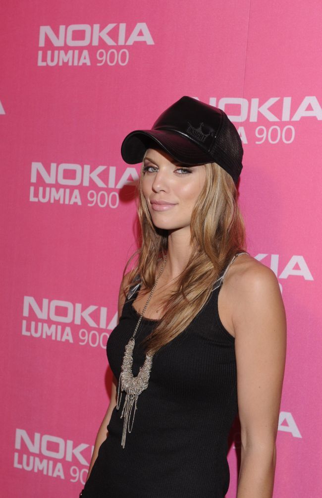 AnnaLynne McCord, starul din &ldquo;90210&rdquo;, renunta sa-si arate acneea si revine la machiajul corector