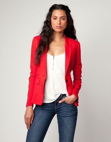 Pregateste-te de toamna cu un sacou chic. Vezi ce modele gasesti acum in magazine