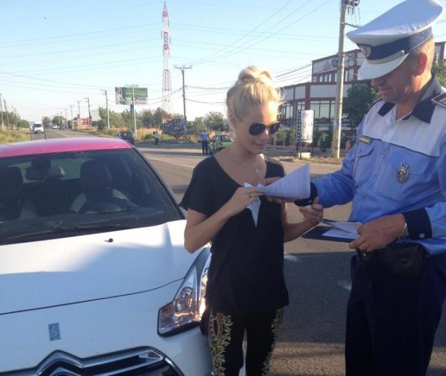Laura Cosoi a dat de belele. Ce a patit vedeta in timp ce se afla in trafic