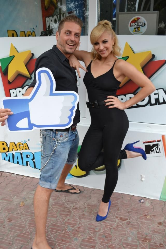 Costumul pentru care iti trebuie un corp perfect. Ce cantareata romanca a indraznit sa poarte outfitul Oliviei Newton John din Grease