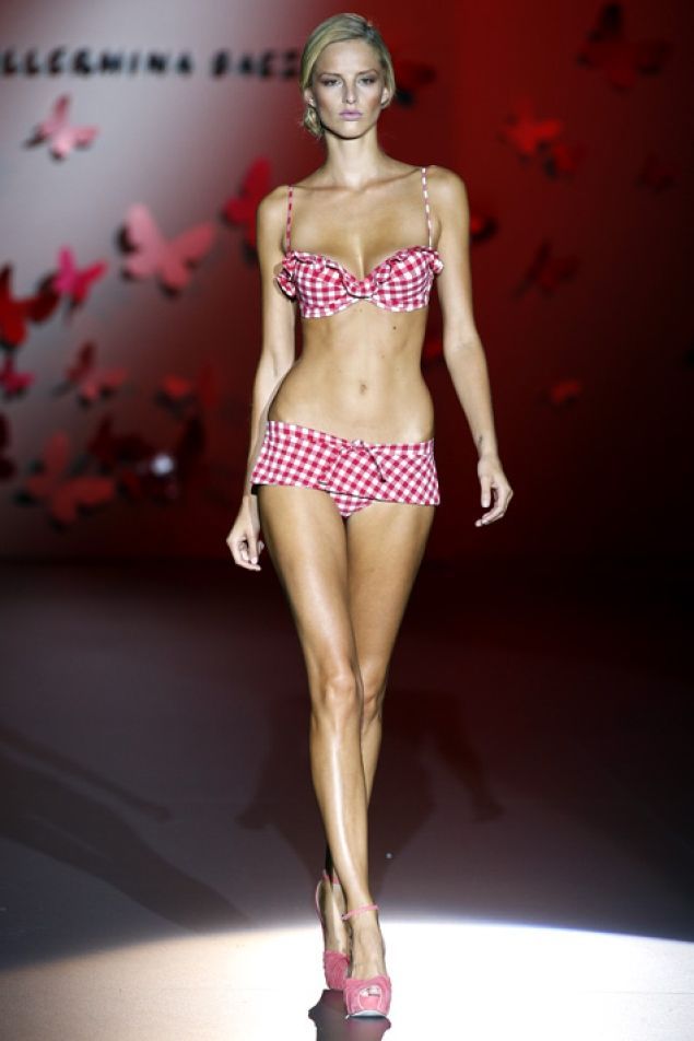Modelele foarte slabe raman preferatele marilor designeri. Vezi cum au defilat in costum de baie la Saptamana Modei de la Madrid