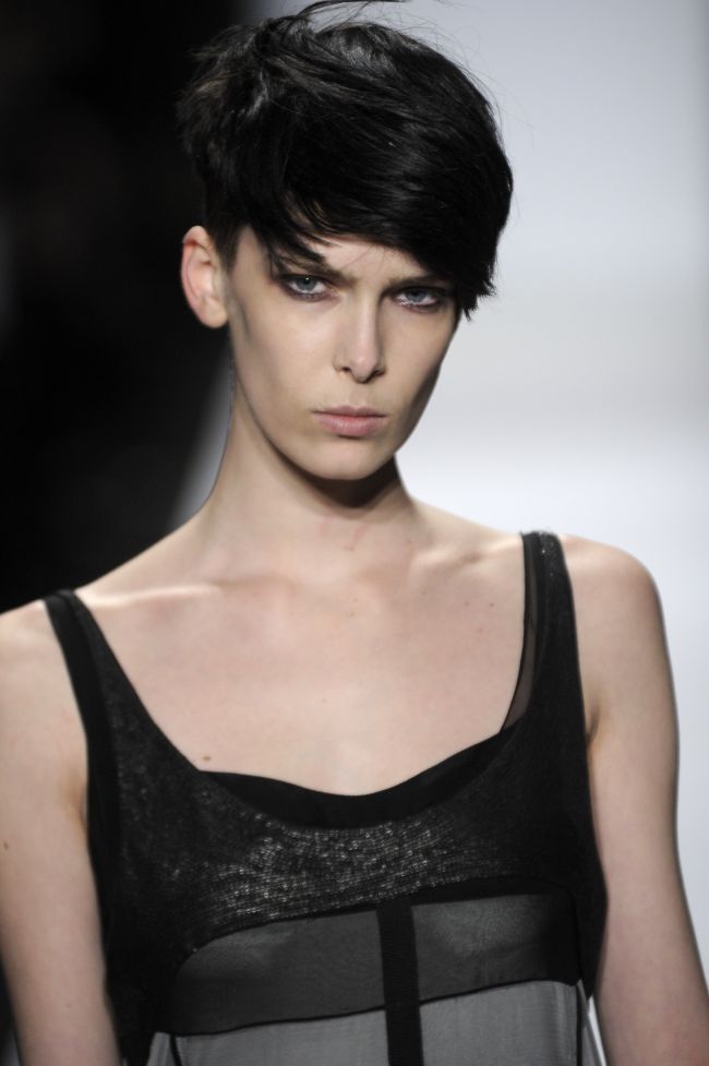 Cozile simple si cararile pe o parte, cele mai in trend elemente de hair-style de la New York Fashion Week