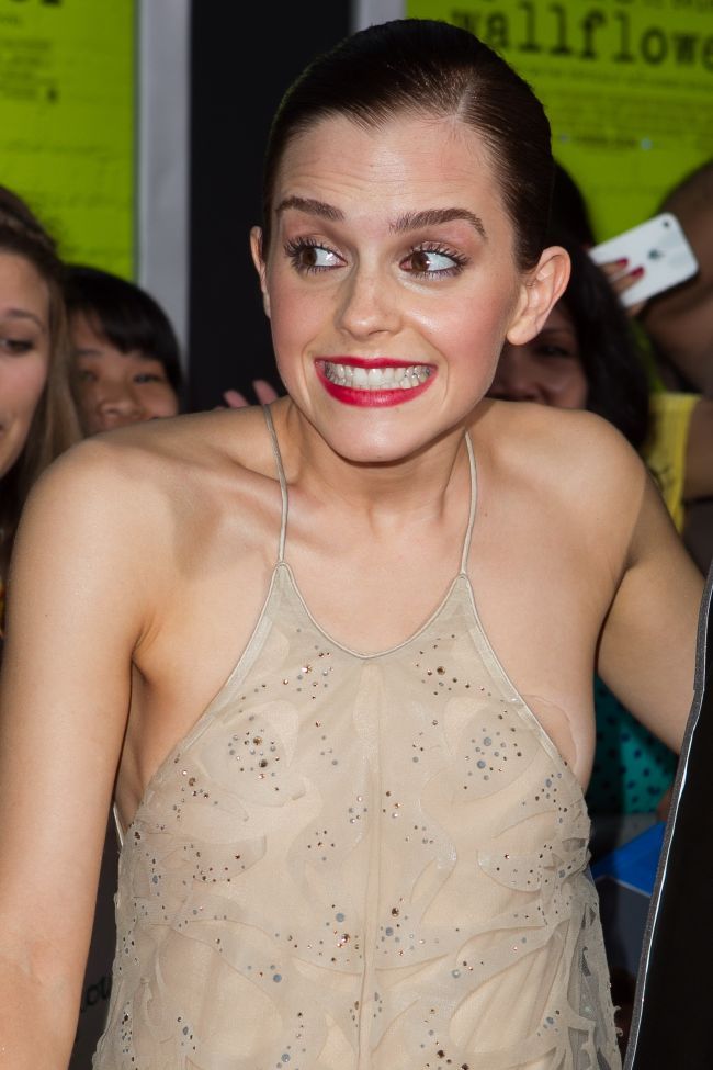 Emma Watson, tradata de rochie pe covorul rosu. Ce a aratat vedeta fara voia ei