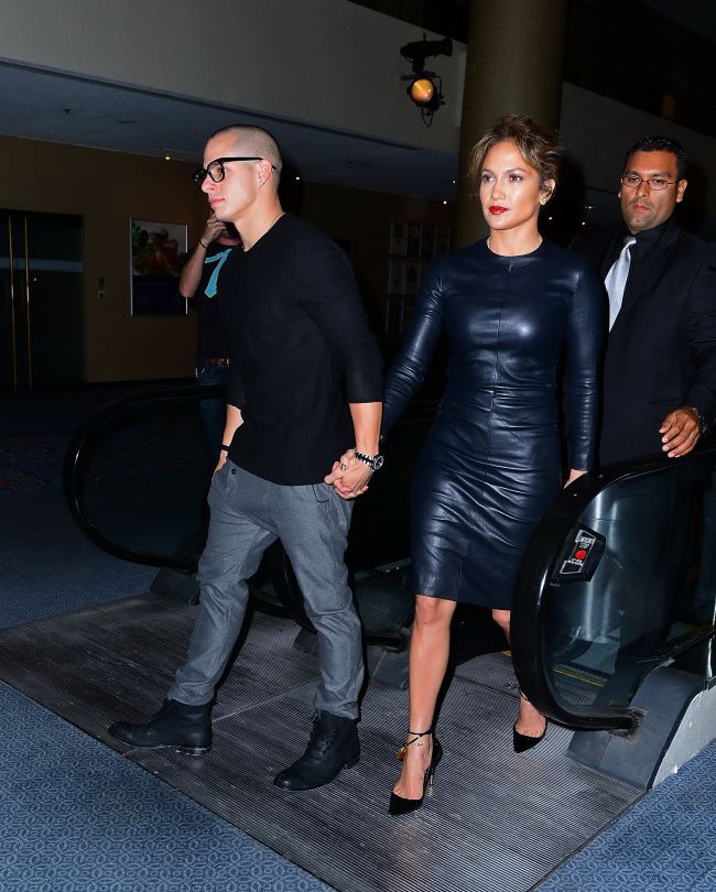 Transformarea unei dive. Jennifer Lopez: sexy casual dupa amiaza, vampa in piele seara