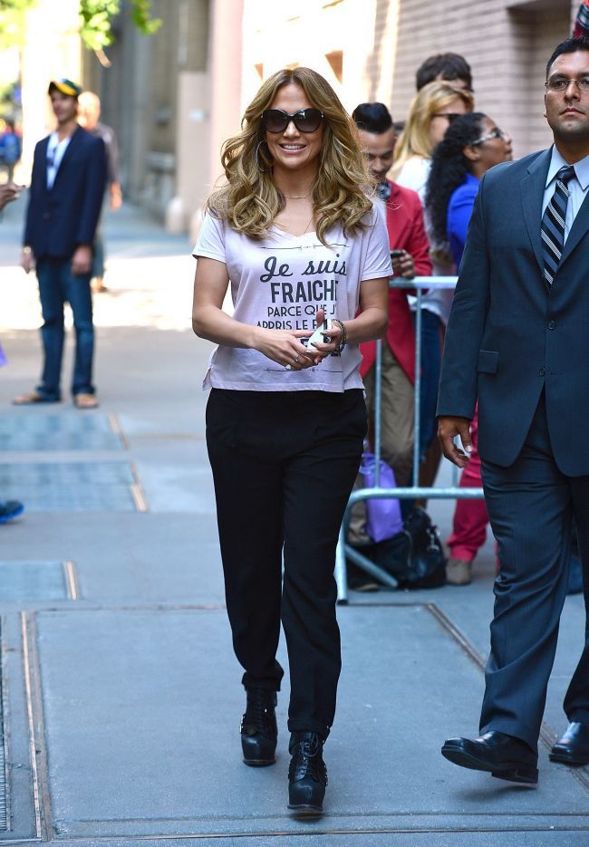 Diva absoluta: Jennifer Lopez s-a schimbat de 4 ori intr-o zi! Iata outfiturile care ii pun formele voluptoase in valoare!