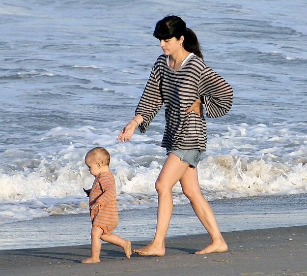 Selma Blair petrece tot timpul alaturi de fiul sau pentru a-l uita pe fostul iubit. Vezi imagini adorabile cu cei doi