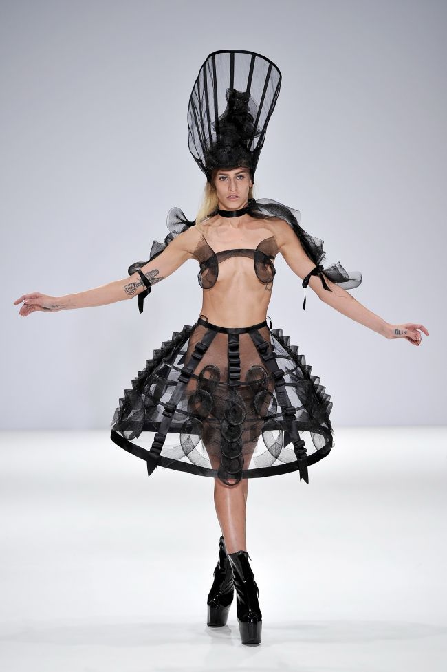 Modele goale pe podium la London Fashion Week. Pam Hogg, o colectie pe care pudicii nu ar trebui sa o vada