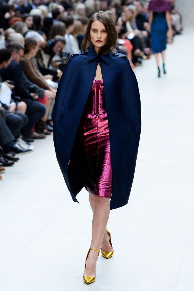 London Fashion Week: Burberry Prorsum primavara/vara 2013 &ndash; reinventarea trenciului si a capei VIDEO