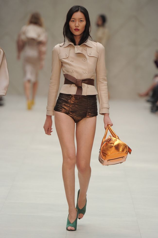 A uitat sa isi puna pantalonii pe podium. Cum a aparut acest model la o prezentare London Fashion Week