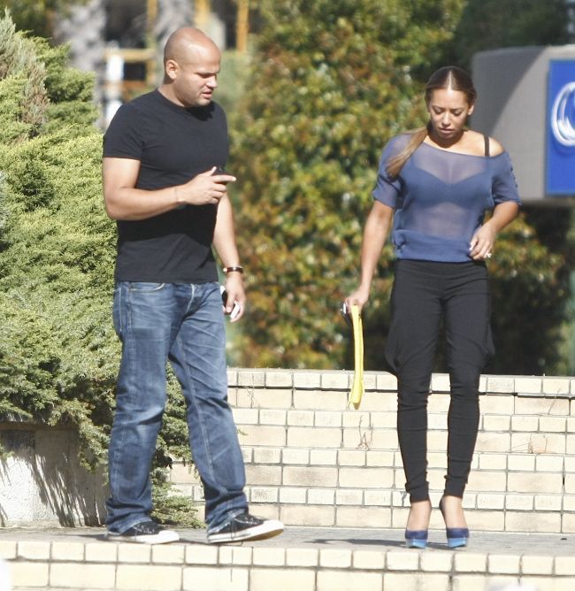 Sexy Spice! Mel B si-a etalat decolteul generos si abdomenul tonifiat intr-o bluza transparenta