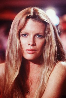 Era unul dintre sex simbolurile anilor 90. Cum arata la premiera noului ei film Kim Basinger, acum in varsta de 58 de ani
