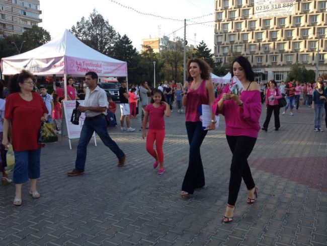 Carmen Bruma si Andreea Marin lupta impotriva cancerului mamar. Vezi ce tinute au ales pentru Festivalul Zambetelor de la Galati