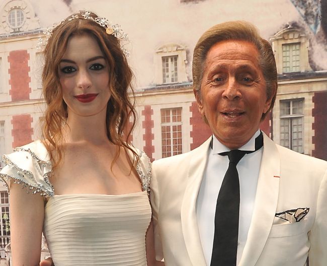 Anne Hathaway s-a casatorit. Vezi rochia de mireasa Valentino pe care a purtat-o! Iti place?