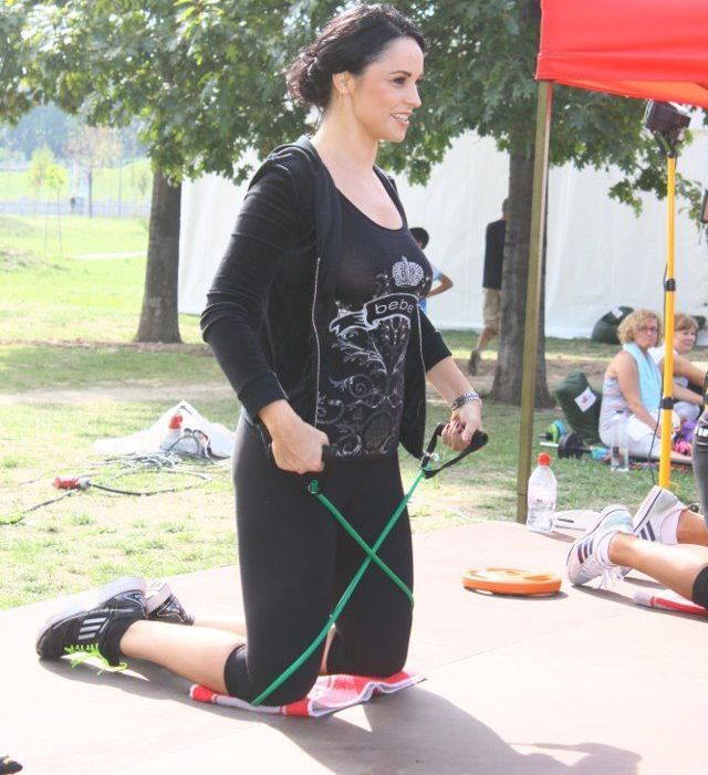 Andreea Marin Banica, miscari sexy de stretching in aer liber. Iata cum arata vedeta in costum de fitness