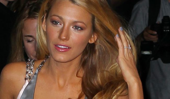 Blake Lively, la prima aparitie mondena dupa nunta. A impresionat cu o rochie decoltata si cu spatele gol