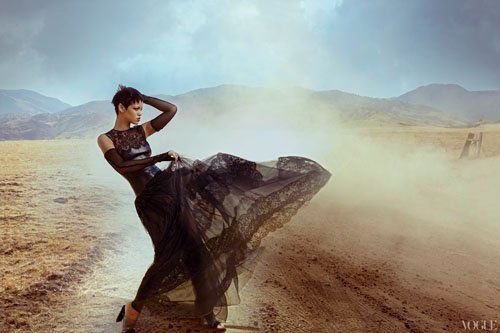 Rihanna, senzuala si sexy in editia din noiembrie a revistei Vogue: N-am mai avut o intalnire amoroasa de o vesnicie! &nbsp;