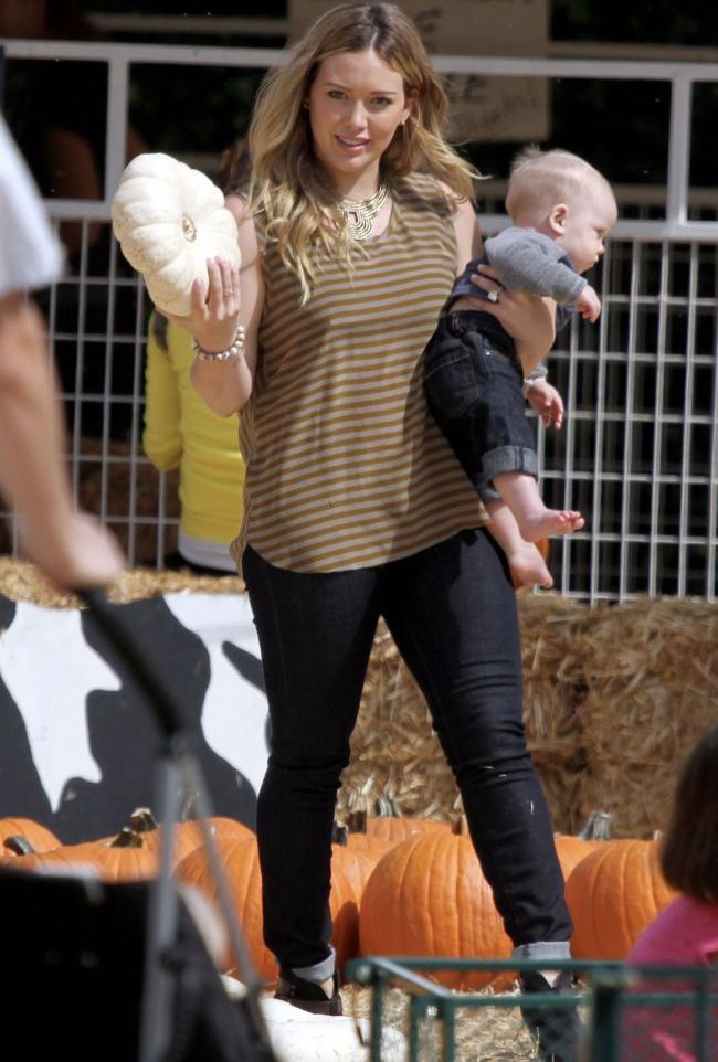 Hilary Duff isi revine la forma fizica de dinainte de sarcina. Paparazzi au surprins-o la cumparaturi cu sotul si fiul ei, Luca