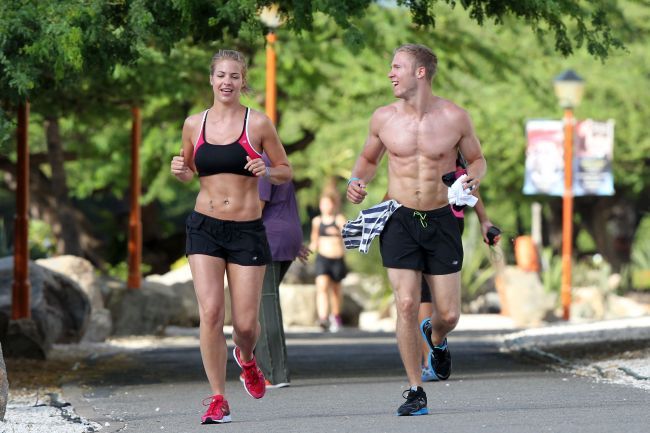 Este una dintre cele mai sexy actrite din Anglia si are un abdomen perfect. Cum reuseste Gemma Atkinson sa arate asa