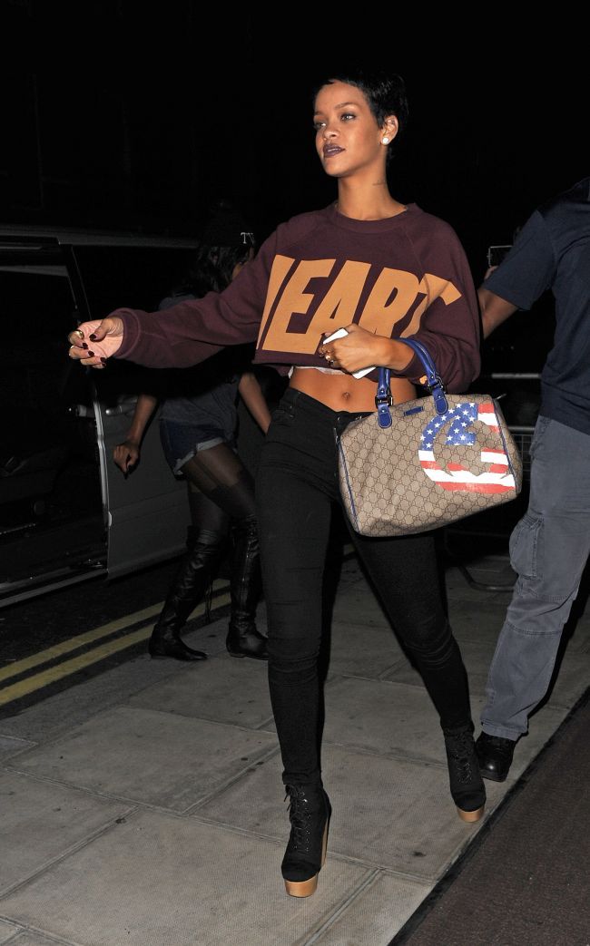 Jennifer Lopez si Rihanna, cele mai sexy abdomene din showbiz. Vedetele isi adapteaza tinutele ca sa isi evidentieze patratelele