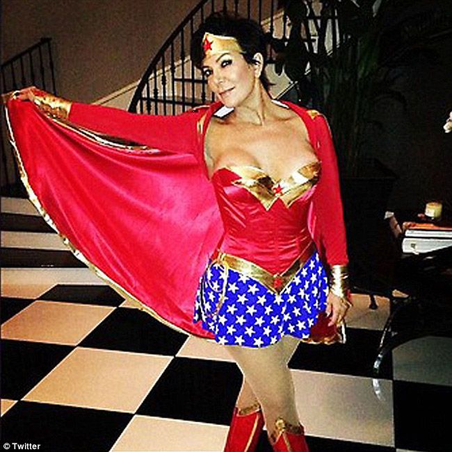 Jenant! Mama clanului Kardashian, Kris Jenner, are un accident vestimentar si se lauda cu el pe Twitter