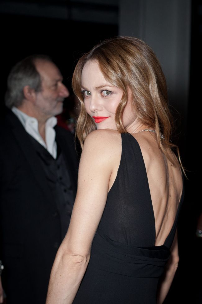 Vanessa Paradis, departe de imaginea de frantuzoiaca sexy: imbatranita, scheletica si neinspirat imbracata