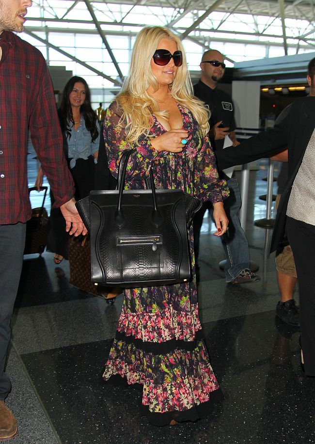 Jessica Simpson zambeste larg dupa ce a slabit 30 de kilograme in 6 luni. Cum arata noua ei silueta